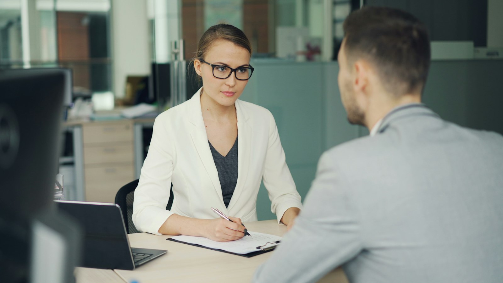 HR-специалист проводит собеседование с кандидатом в офисе